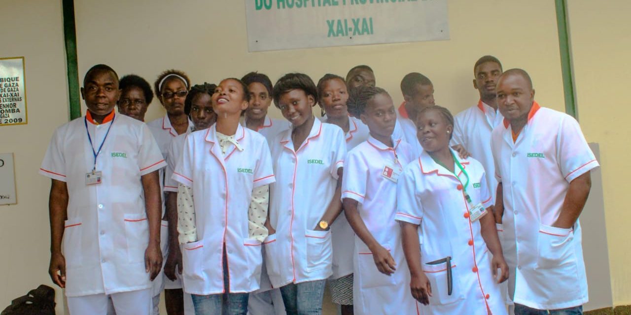 O ISEDEL está empenhado em garantir uma formação de qualidade para os seus estudantes. Neste contexto, investe em programas de ensino que aliam a teoria e a prática através de realização de actividades práticas e estágios profissionalizantes. As práticas e o estágio de estudantes são actividades curriculares importantes para o desenvolvimento das habilidades técnicas, do saber fazer, a conciliação dos conhecimentos teóricos e práticos, bem como para o melhoramento do interesse dos alunos pelas suas áreas de formação. Actualmente, os estudantes dos cursos de Antropologia Médica e Saúde Pública e de Nutrição e Tecnologia Alimentar estão a estagiar no Hospital Provincial de Xai-Xai nas diversas áreas de saúde pública englobadas em: Cura e tratamento de doenças, Reabilitação de Saúde e Reabilitação nutricional em TDA, TDI e PRN; Prevenção de Doenças e Aflições; Vigilância da Saúde; e Controlo de Riscos e Danos de Saúde; Capacitação do Sector da Saúde; Financiamento da Saúde; e Investigação em Saúde. As aprendizagens do estágio sintetizadas nestas áreas científicas são importantes na prestação de serviços de saúde pública, culturalmente competente, tanto no sector público como no privado. A qualidade de ensino no ISEDEL espelha-se no facto de os estudantes estagiários referirem não estar a notar muita diferença entre as práticas do estágio e o que aprenderam nos últimos 4 anos no Instituto