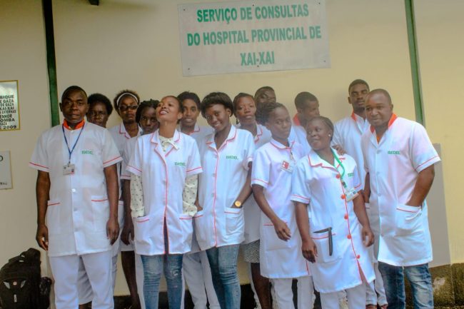 O ISEDEL está empenhado em garantir uma formação de qualidade para os seus estudantes. Neste contexto, investe em programas de ensino que aliam a teoria e a prática através de realização de actividades práticas e estágios profissionalizantes. As práticas e o estágio de estudantes são actividades curriculares importantes para o desenvolvimento das habilidades técnicas, do saber fazer, a conciliação dos conhecimentos teóricos e práticos, bem como para o melhoramento do interesse dos alunos pelas suas áreas de formação. Actualmente, os estudantes dos cursos de Antropologia Médica e Saúde Pública e de Nutrição e Tecnologia Alimentar estão a estagiar no Hospital Provincial de Xai-Xai nas diversas áreas de saúde pública englobadas em: Cura e tratamento de doenças, Reabilitação de Saúde e Reabilitação nutricional em TDA, TDI e PRN; Prevenção de Doenças e Aflições; Vigilância da Saúde; e Controlo de Riscos e Danos de Saúde; Capacitação do Sector da Saúde; Financiamento da Saúde; e Investigação em Saúde. As aprendizagens do estágio sintetizadas nestas áreas científicas são importantes na prestação de serviços de saúde pública, culturalmente competente, tanto no sector público como no privado. A qualidade de ensino no ISEDEL espelha-se no facto de os estudantes estagiários referirem não estar a notar muita diferença entre as práticas do estágio e o que aprenderam nos últimos 4 anos no Instituto